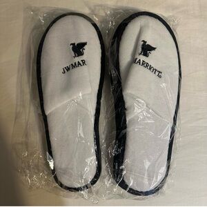 ONE 1 Pair of Brand New JW Marriott Essex House Embroiled Hotel Slides Slippers